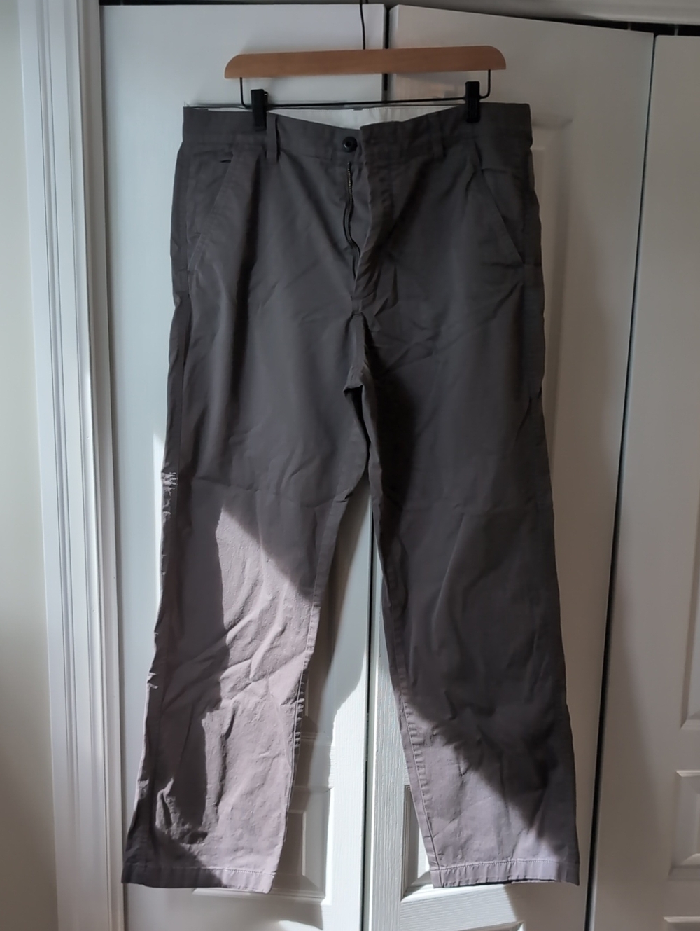 Calvin Klein Jeans Men's 90s Straight Chinos in Grey 34x32